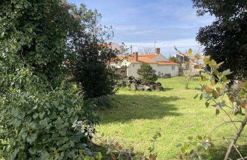 L'Epine House | Town center house on large 2000 m2 garden 700 meters from the beach