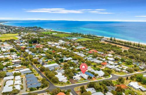 Busselton House | Town Central, walk to the beach