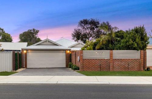 Busselton House | Town Central, walk to the beach