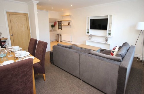 West Cliff House | Town Centre Large 3 Bedroom House