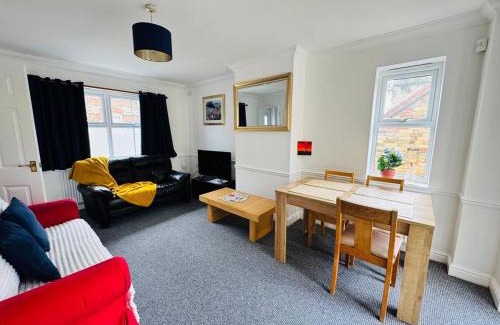 Huntingdon Apartment | Town centre with parking