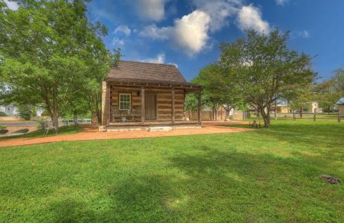 Fredericksburg House | Town Creek Cabin Walk to Main St