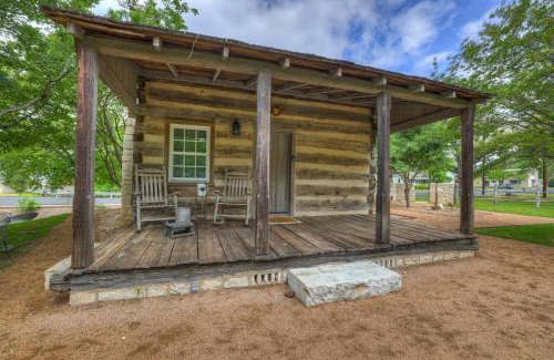 Fredericksburg House | Town Creek Cabin Walk to Main St