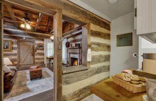 Fredericksburg House | Town Creek Cabin Walk to Main St