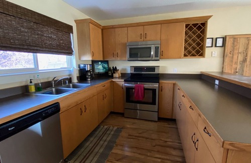 Big Sky Ski Chalet | Town Ctr l Hot Tub l Mtn View l Loft l Fireplace