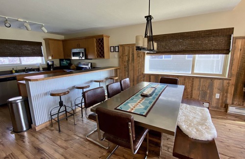 Big Sky Ski Chalet | Town Ctr l Hot Tub l Mtn View l Loft l Fireplace