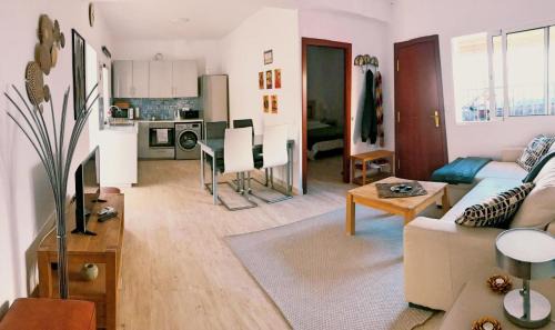 Torremolinos Ski Chalet | Town House with Patio in Quiet Residential Area 10 Min from Beach