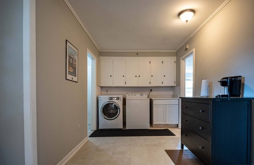 Newtonville Apartment | Town of Colonie Home w/deck and yard, I-87 closeby, 40 min to Saratoga