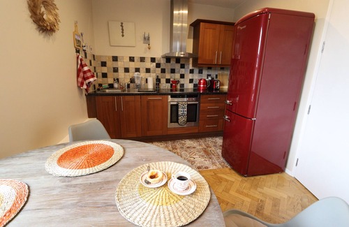 Dalgarno Apartment | Town View Notting Hill Apartment