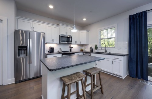 Gallatin House | Townhome next to Old Hickory Lake and Gallatin Marina! 30 mins from Nashville!