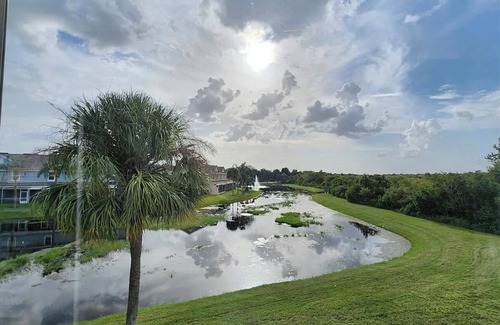 Riverview House | Townhome Retreat -WiFi Laundry access and AC with charming bedroom! RM ONLY