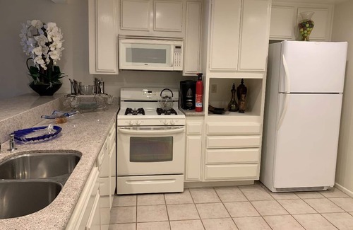 Warner Center House | Townhome @ Warner Center