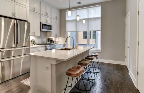 East End - Valley Street Apartment | Townhome with Large Rooftop Terrace