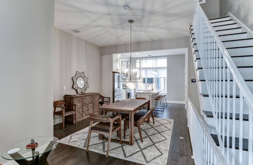 East End - Valley Street Apartment | Townhome with Large Rooftop Terrace