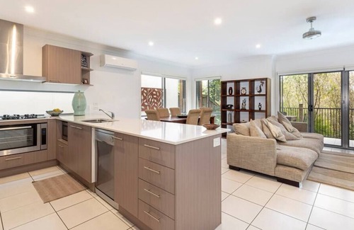 Birtinya House | Townhouse Birtinya 1km to Hospital 5 mins to Beach