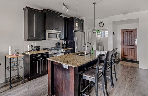 Westbank House | Townhouse at Lakefront Resort. Pool, Hot tub, Private Beach, Boat Slip Available
