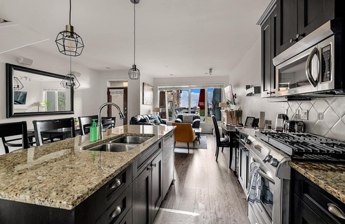 Westbank House | Townhouse at Lakefront Resort. Pool, Hot tub, Private Beach, Boat Slip Available