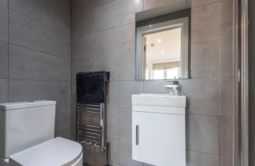 Ipswich House | Townhouse for Professionals (5 Bedroom 5 Ensuite)