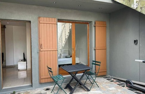 Les Puces de Saint-Ouen Apartment | Townhouse apartment