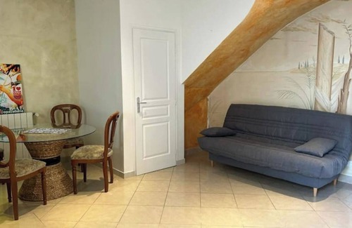 Les Puces de Saint-Ouen Apartment | Townhouse apartment