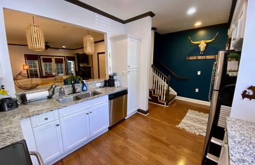 Greenville Downtown Cottage | Townhouse in the West End steps from everything! Main St, Falls Park, Baseball