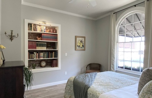 McMinnville House | Townhouse located in historic downtown McMinnville, Tennessee