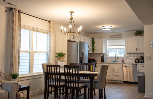 Jeffersonville House | Townhouse mins to UofL & Churchill Downs/hot tub