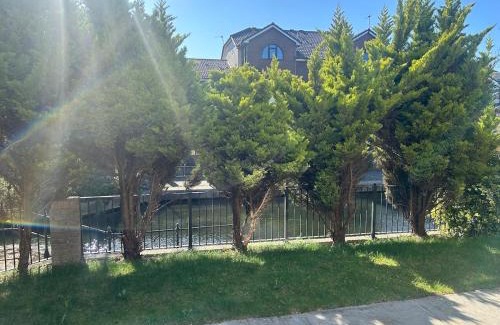 Atlantic Wharf House | Townhouse near Cardiff Bay and City Centre with Garden and Parking