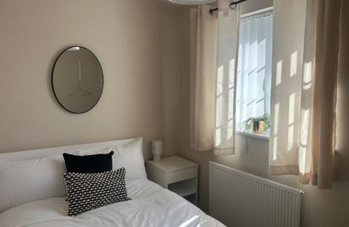 Atlantic Wharf House | Townhouse near Cardiff Bay and City Centre with Garden and Parking