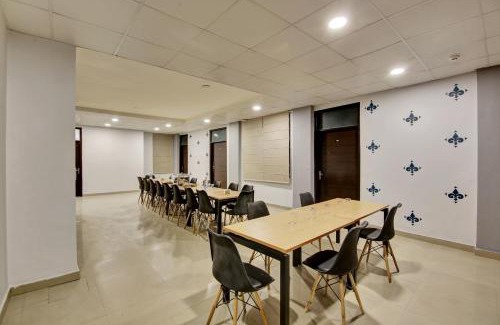 Sainik Farm Hotel | Townhouse Saket Residency Near Saket Metro