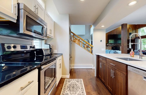 Stratton Mountain House | Townhouse w/hot tub, fireplace, shuttle, wifi, w/d, community sports club