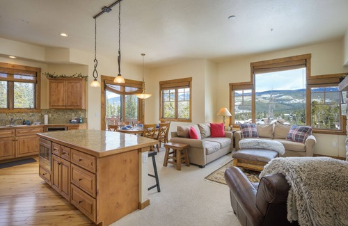 Bear Crossing House | Townhouse w/hot tub & mountain views