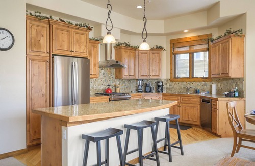 Bear Crossing House | Townhouse w/hot tub & mountain views
