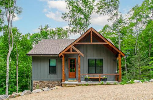 Townsend House | Townsend Gem: Retreat with Hot Tub & Fire Pit