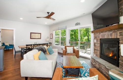 Townsend House | Townsend Gem: Retreat with Hot Tub & Fire Pit