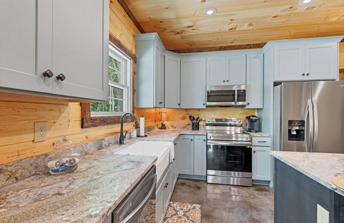 Walland Cabin | Townsend - River's Cabin - 2 bedroom - Sleeps 8