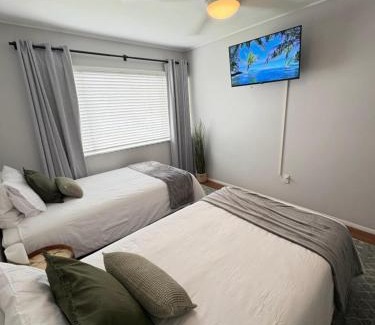 Currajong House | Townsville Home Pool2xLiving2xCarGarage with AC&TV's