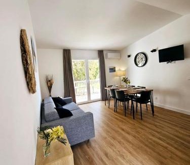 Lecci Apartment | Très bel appartement T3 dans résidence hotellière "Fiori Di Cala Rossa"