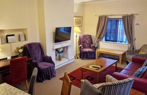 Norwich Apartment | Tradesmen Inn 3-br 6-beds & Gated Parking