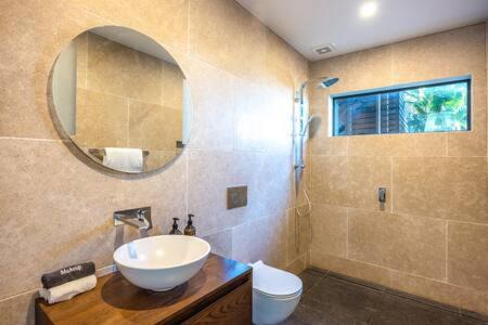 Oneroa Apartment | Tradewinds Luxury Apartment, views, pool and spa