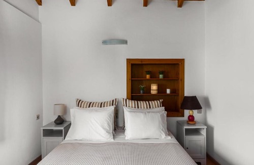 Dafnata Apartment | Traditional Rustic Maisonette by Konnect