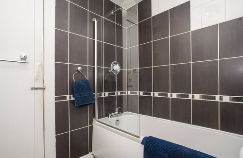 Hamilton Apartment | Traditional 1st floor apartment close to Hamilton West train station
