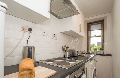 Hamilton Apartment | Traditional 1st floor apartment close to Hamilton West train station