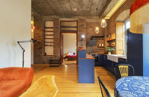 Sololaki Apartment | Traditional 2BR Sololaki Apt - By Wehost