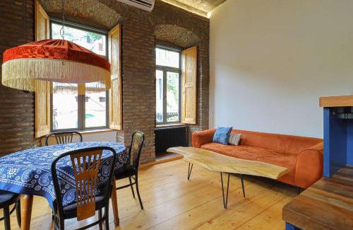 Sololaki Apartment | Traditional 2BR Sololaki Apt - By Wehost