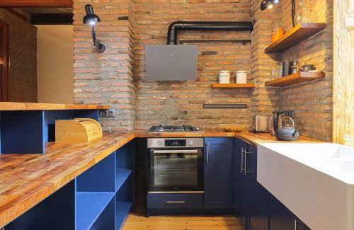 Sololaki Apartment | Traditional 2BR Sololaki Apt - By Wehost