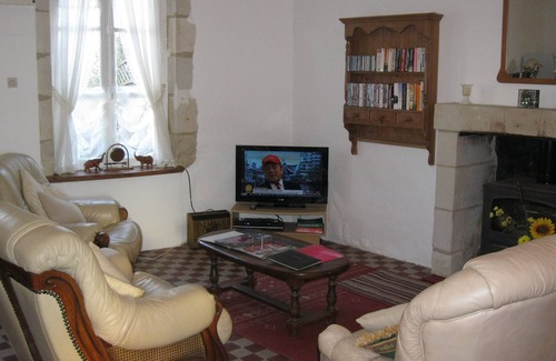 Noyant Cottage | Traditional 300 year old French Cottage private pool/ garden WIFI Pets Welcome