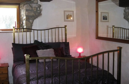 Noyant Cottage | Traditional 300 year old French Cottage private pool/ garden WIFI Pets Welcome
