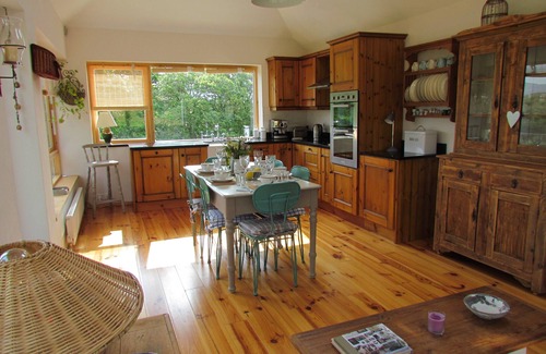 Clifden Cottage | Traditional 5 Star self catering cottage with private fishing. Super host status