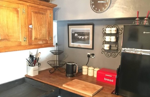 Llanybydder House | Traditional cosy cottage with rural views nr coast